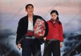王沂東油畫作品_純真年代小夫妻_高清大圖下載